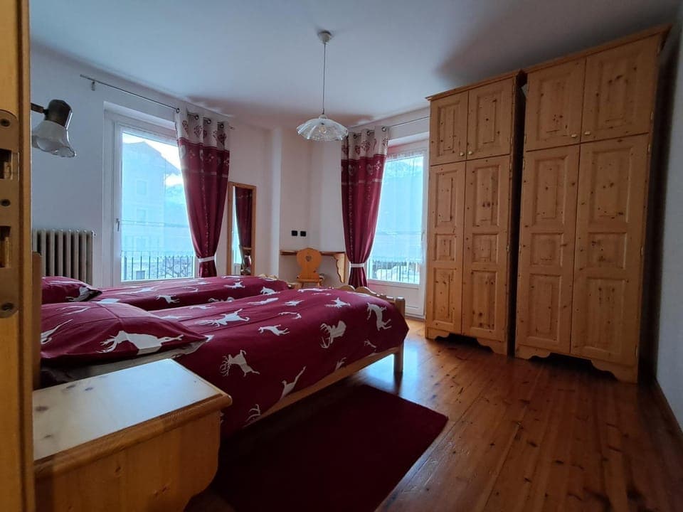 Photo of the whole room, hair dresser