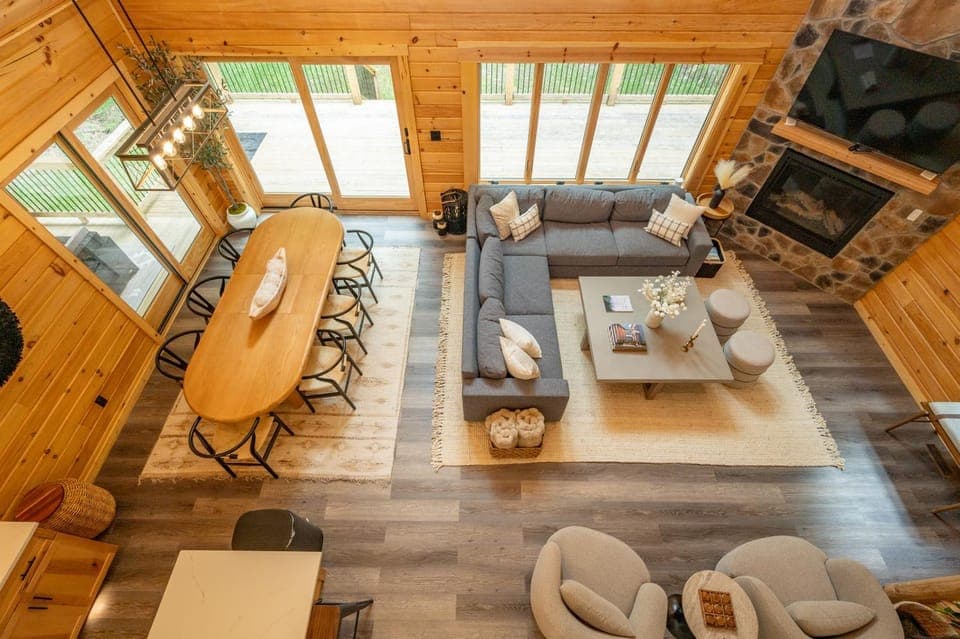 Hilltop Hideaway House in McHenry