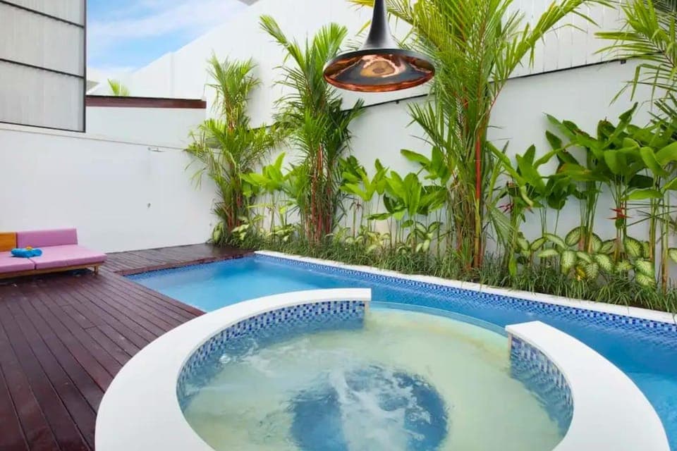 Hot Tub, Swimming pool