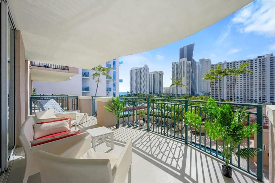 View (from property/room), Balcony/Terrace, City view