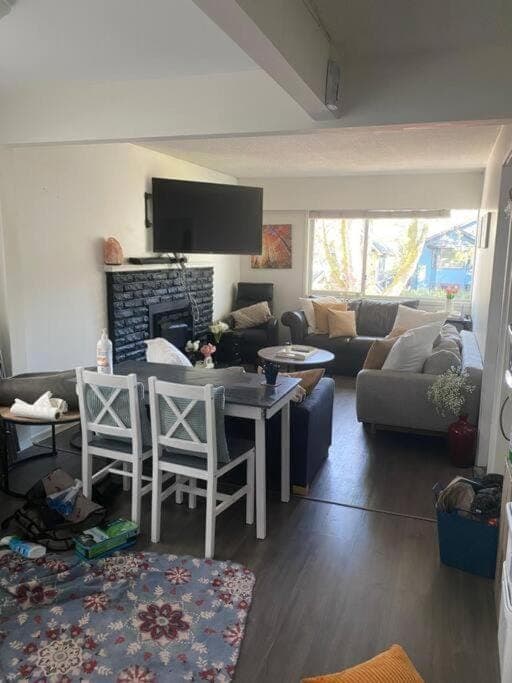 Communal lounge/ TV room, TV and multimedia, Living room, Seating area, Evening entertainment