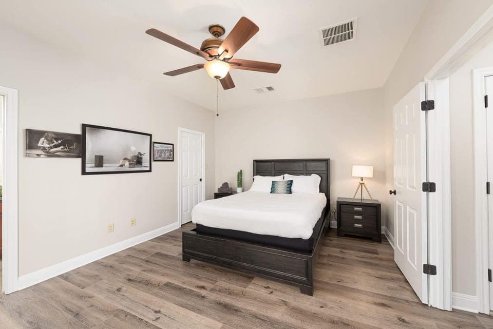 Bed, Photo of the whole room, Bedroom