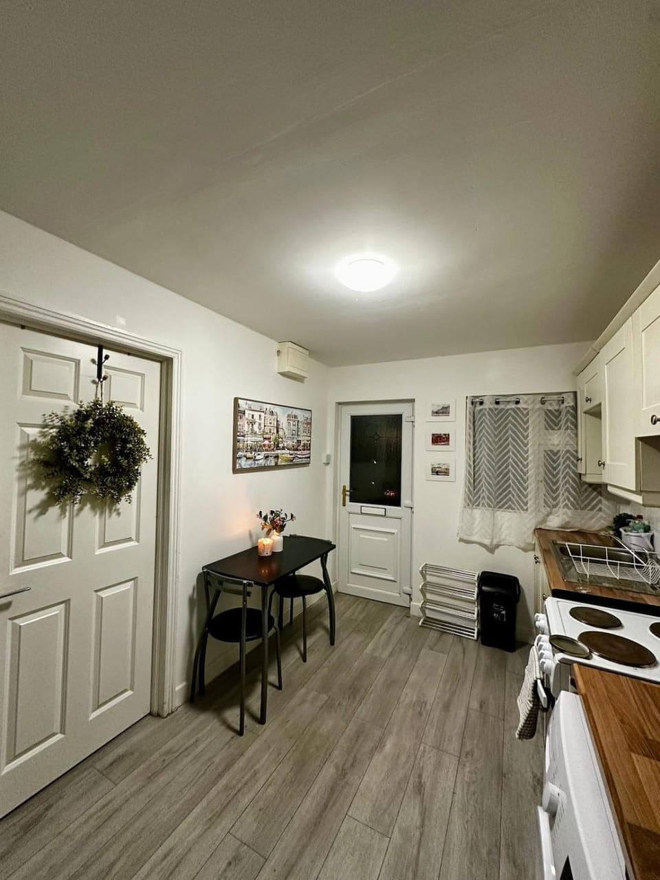 Kitchen or kitchenette, Dining area, oven, stove