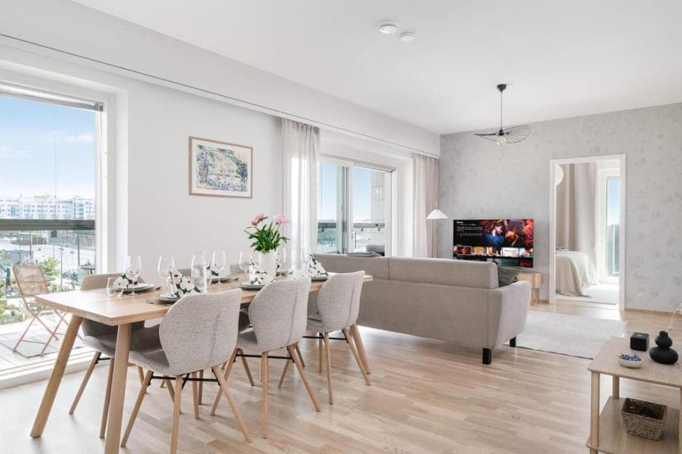 TV and multimedia, Kitchen or kitchenette, Living room, Seating area, Dining area