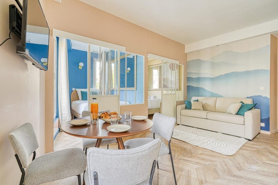 TV and multimedia, Living room, Seating area, Dining area