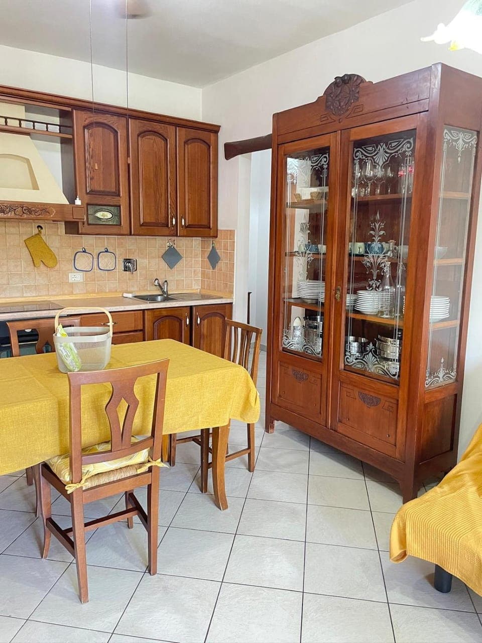 Seating area, Dining area, oven, wardrobe