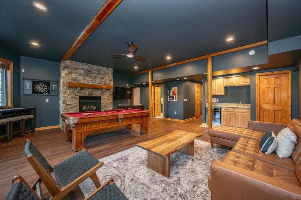 Cedar Chateau by Railey Vacations House in McHenry