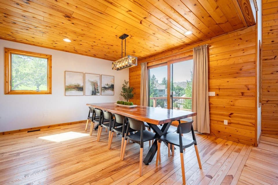 Cedar Chateau by Railey Vacations House in McHenry