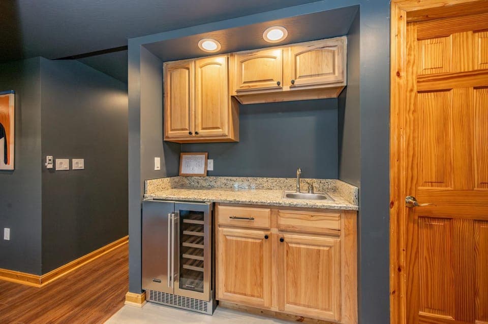 Cedar Chateau by Railey Vacations House in McHenry