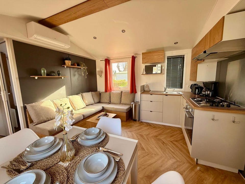 Coffee/tea facilities, Kitchen or kitchenette, Living room, Seating area, Dining area, oven, stove, toaster