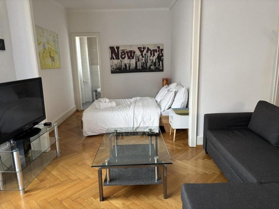 Bed, TV and multimedia, Seating area, Bedroom