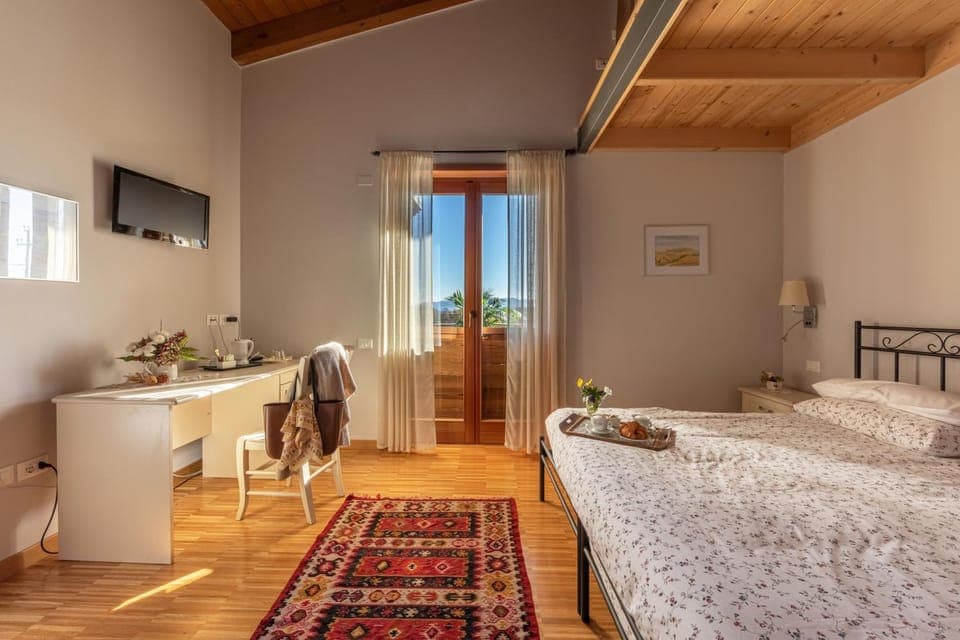 Photo of the whole room, Bedroom