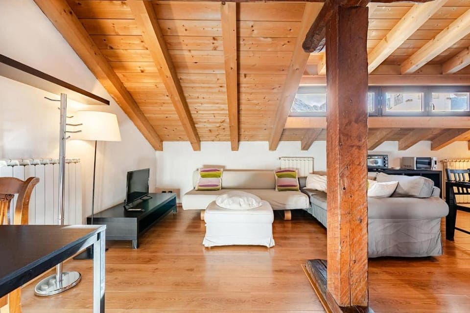 Bed, TV and multimedia, Living room, Seating area