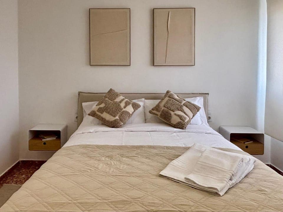 Bed, Photo of the whole room, Bedroom, towels