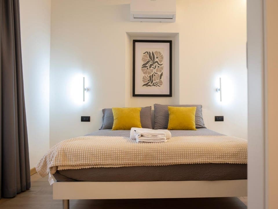 Bed, towels, air conditioner