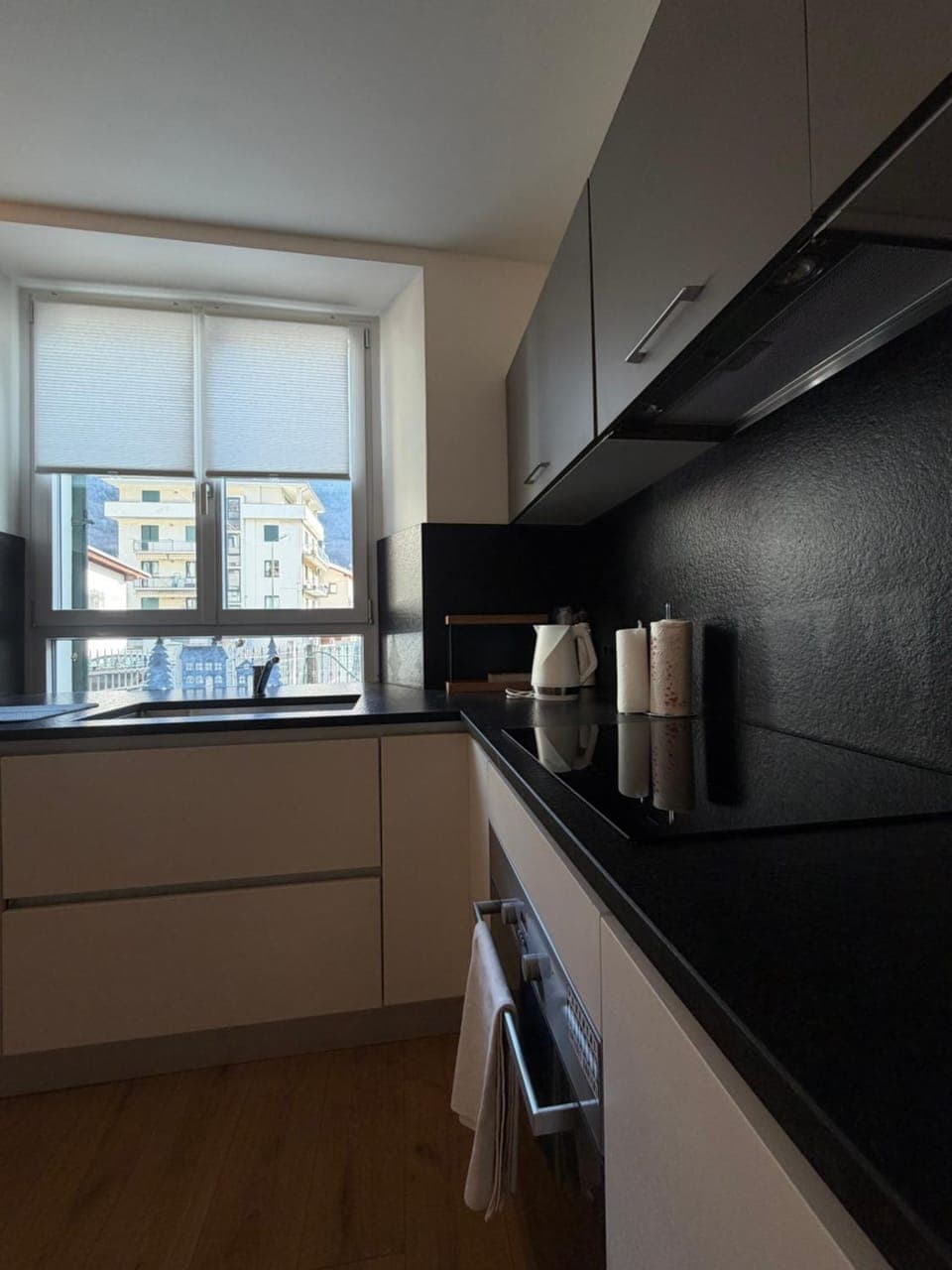 Coffee/tea facilities, Kitchen or kitchenette, stove