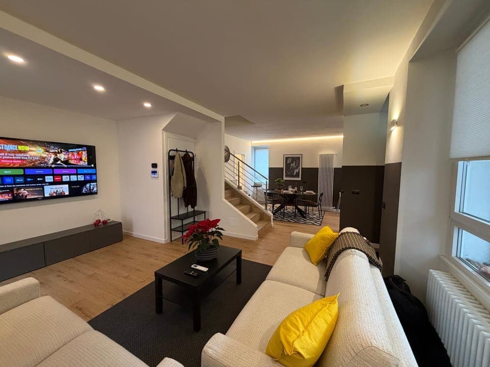 Communal lounge/ TV room, TV and multimedia, Living room, Seating area, Evening entertainment