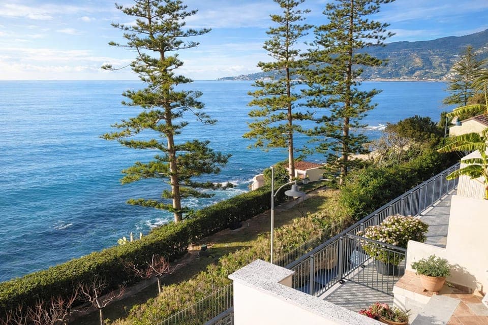 Nearby landmark, Spring, Day, Natural landscape, Mountain view, Sea view