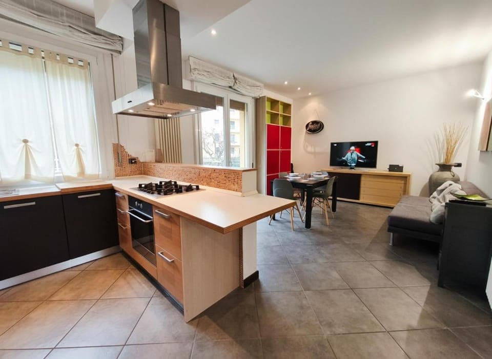 TV and multimedia, Kitchen or kitchenette, Living room, Seating area, Dining area, oven, stove