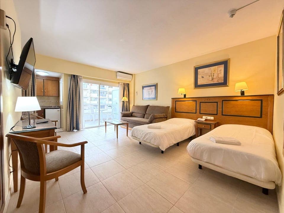 Bed, TV and multimedia, Living room, Photo of the whole room