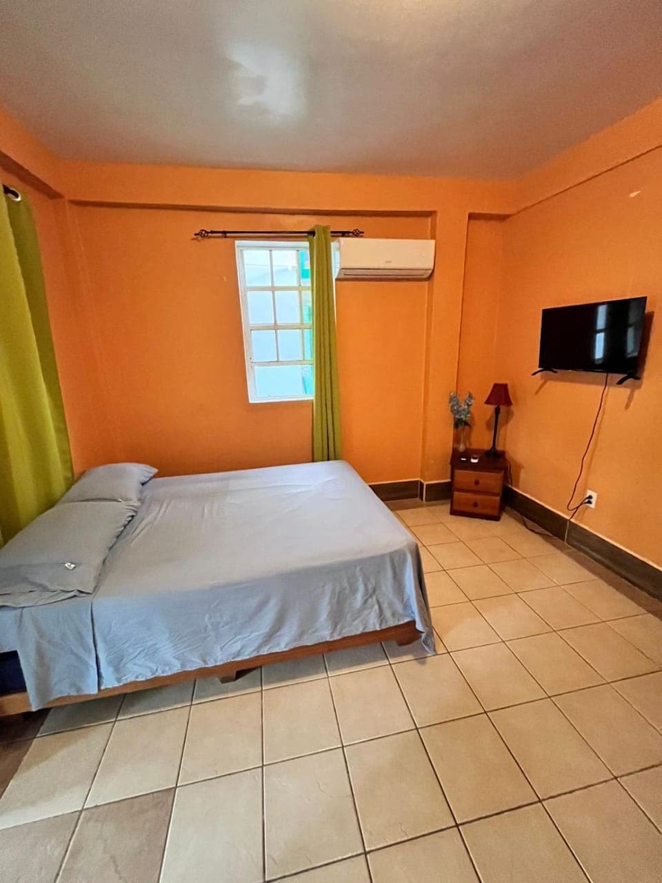 Bed, TV and multimedia, Photo of the whole room, Bedroom, air conditioner