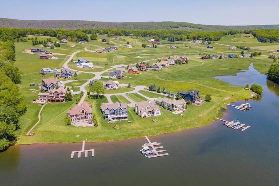 Wine and Roses by Railey Vacations House in Deep Creek Lake