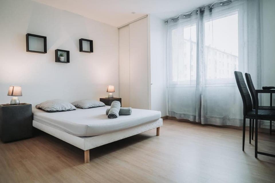 Bed, Photo of the whole room, Bedroom