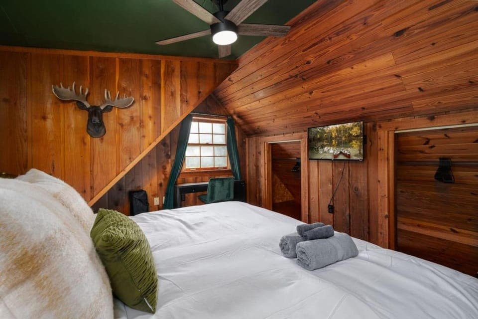 Lakeside Haven with Jacuzzi and Games House in Auburndale