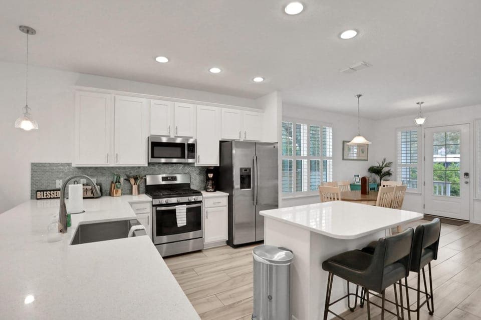 Coffee/tea facilities, Kitchen or kitchenette, Seating area, Dining area, oven, kitchen