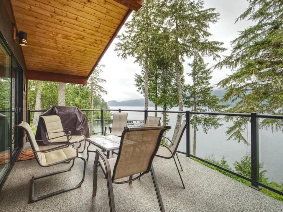 Going Coastal ABC - Oceanfront - Pet Friendly House in Cowichan Valley