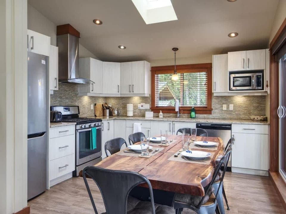 Going Coastal ABC - Oceanfront - Pet Friendly House in Cowichan Valley