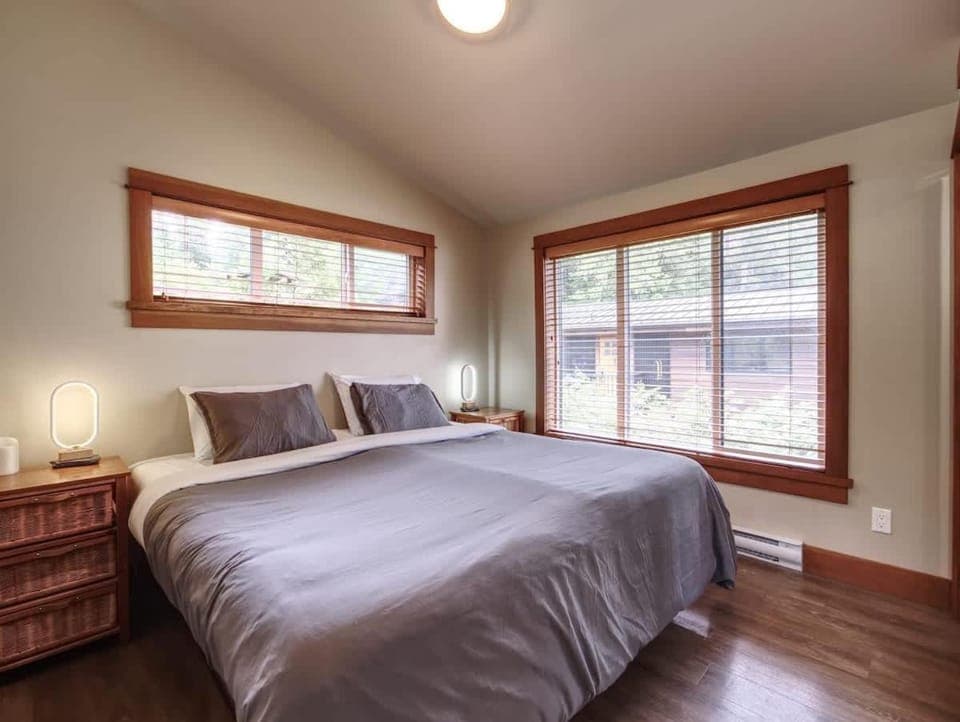 Going Coastal AB - Oceanfront - Pet Friendly House in Cowichan Valley