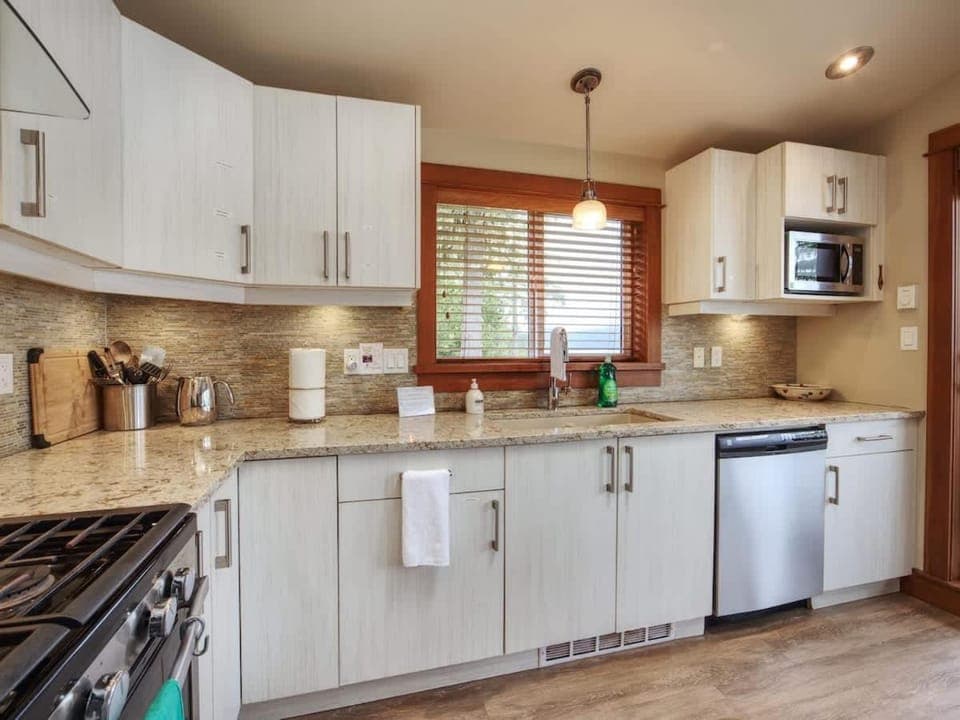 Going Coastal AB - Oceanfront - Pet Friendly House in Cowichan Valley