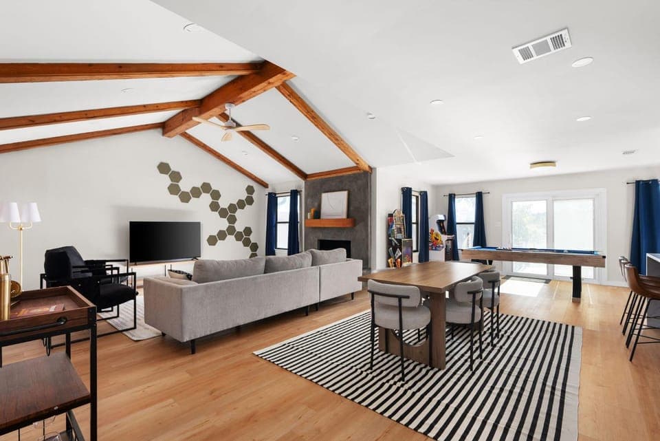 TV and multimedia, Living room, Evening entertainment