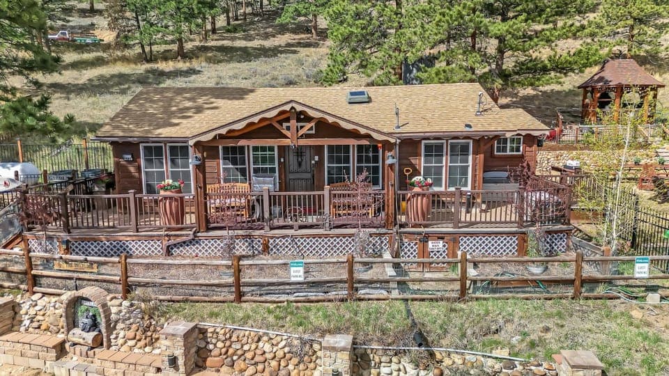 Natural landscape, Hot Tub, Hiking, Animals, Mountain view, Family