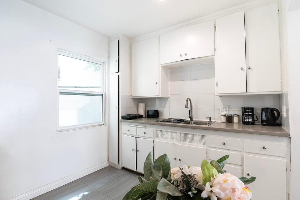 Affordable 1BR apt near Beverly Hills Apartment in Beverly Hills