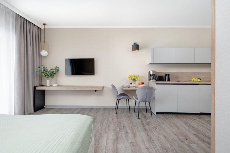 Bed, TV and multimedia, Kitchen or kitchenette, Dining area