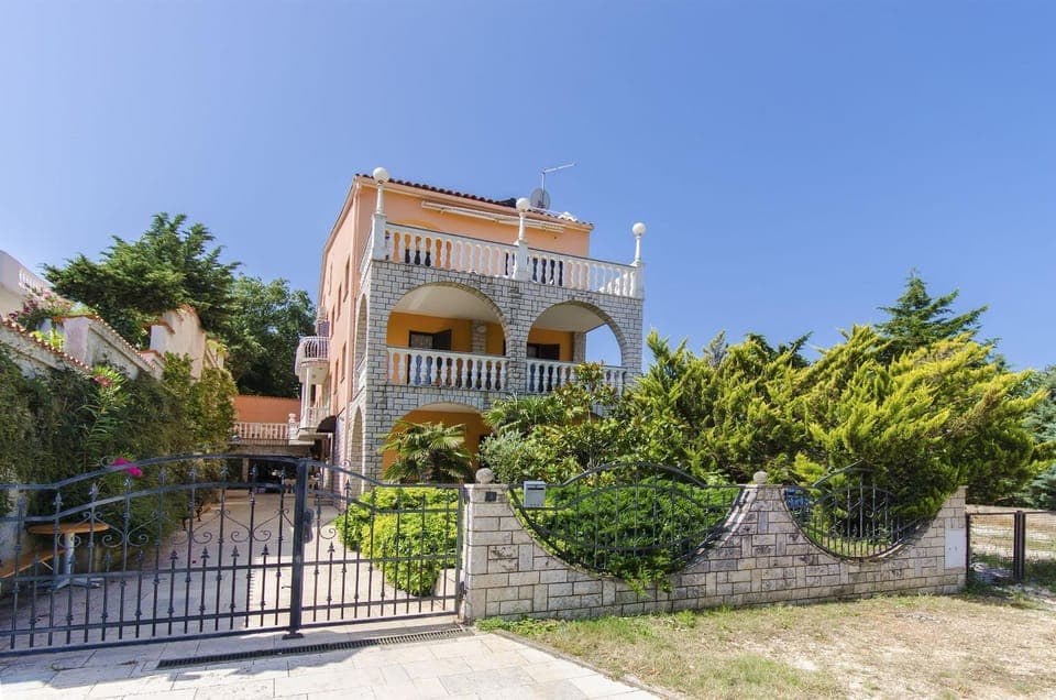 Facade/entrance, Facade/entrance