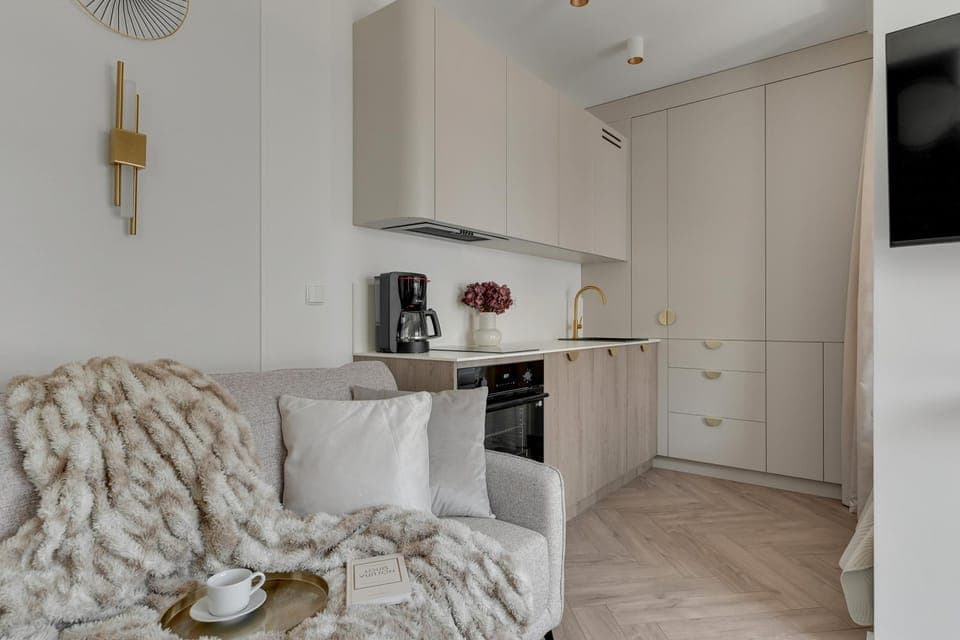 TV and multimedia, Coffee/tea facilities, Kitchen or kitchenette, Living room, Seating area, stove