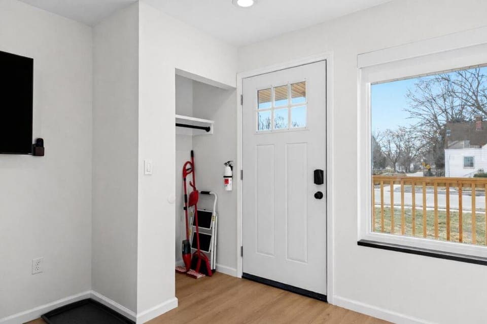 Spacious 1BR 1BA Apartments in Eastpointe - Pet-Fr Apartment in Eastpointe