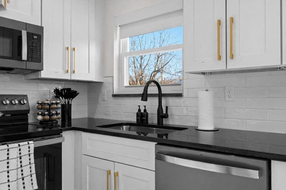Modern 1BR 1BA Eastpointe Apartments - Pet-Friendly Apartment in Eastpointe