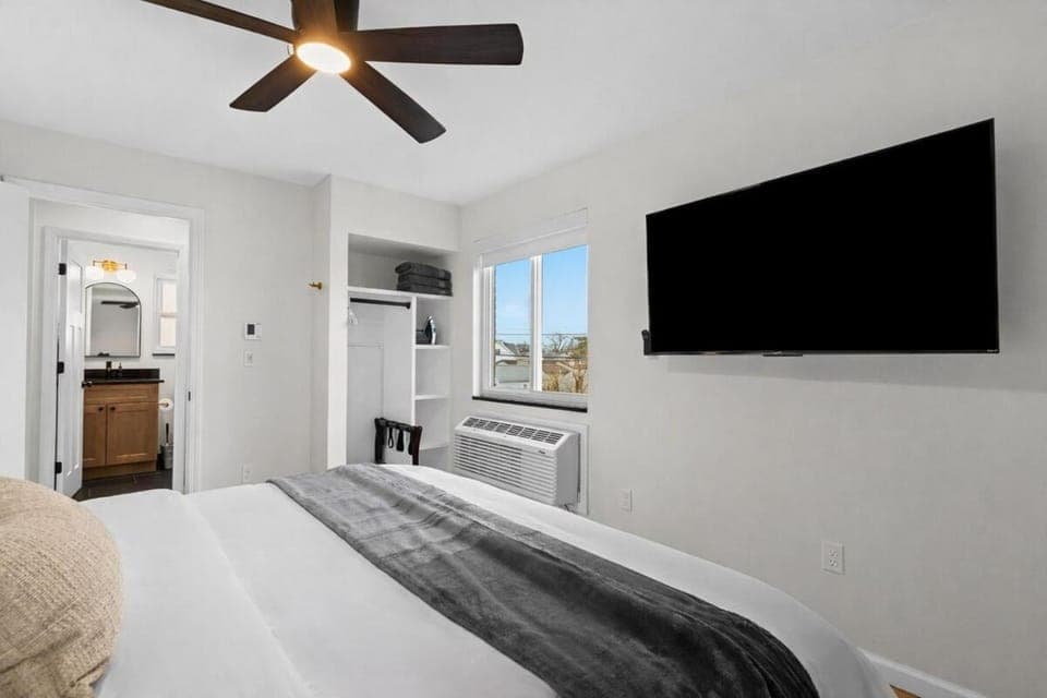 Spacious 1BR 1BA Units in Eastpointe Apartment in Eastpointe
