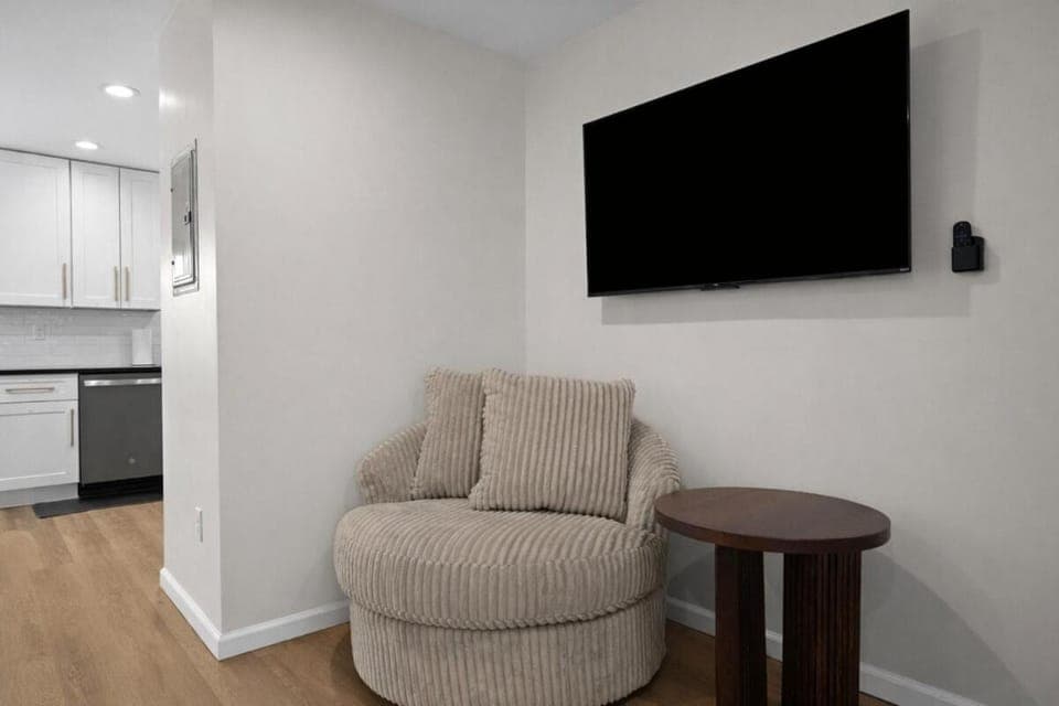 Spacious 1BR 1BA Eastpointe Apartment Apartment in Eastpointe