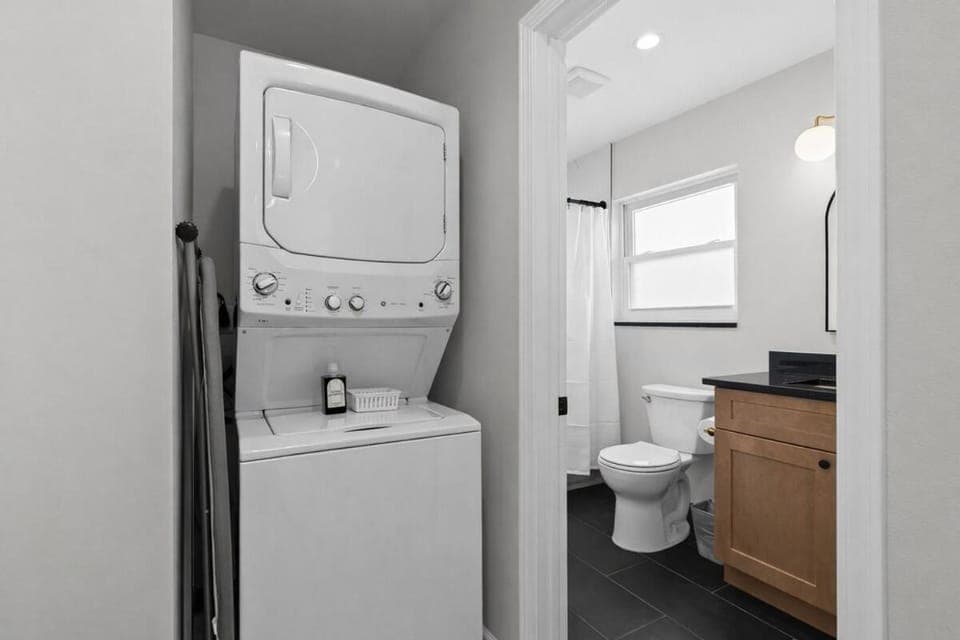 Convenient 1BR 1BA Apartment in Eastpointe Apartment in Eastpointe