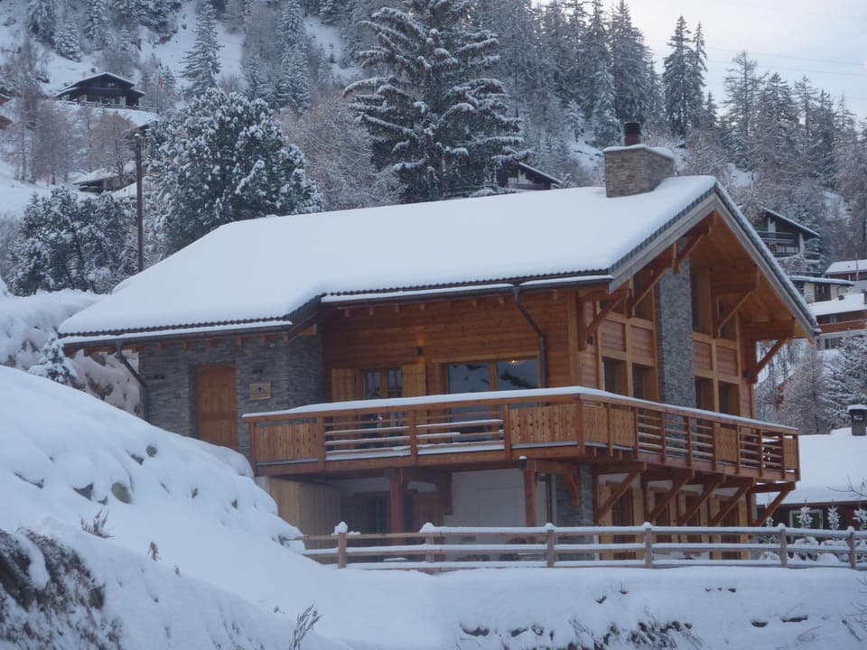 Ski School, Skiing, Table tennis, Tennis court, Hiking, Cycling