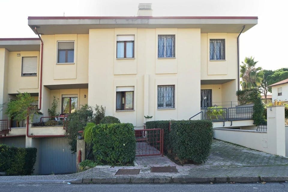 Property building, Day, Neighbourhood