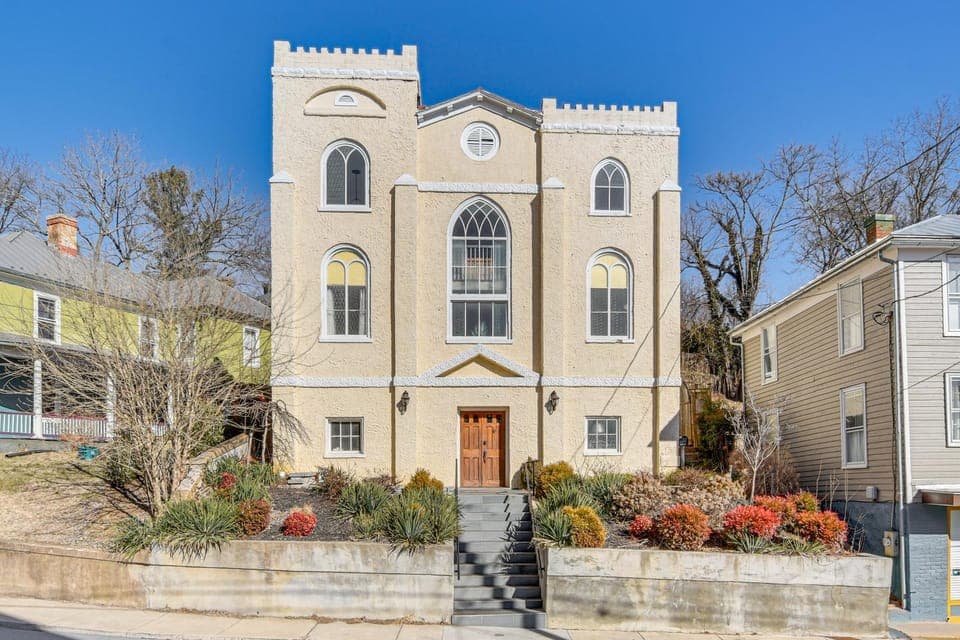 The Sanctuary in Historic Dtwn Staunton House in Staunton