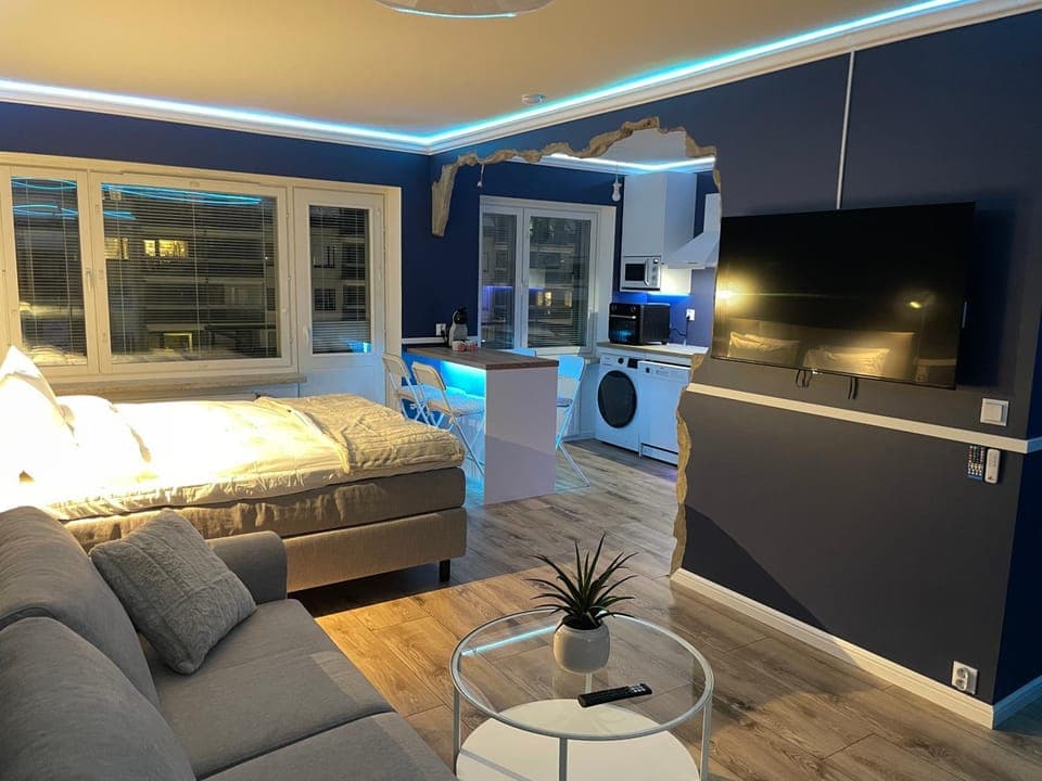 Communal lounge/ TV room, TV and multimedia, Kitchen or kitchenette, Living room, Photo of the whole room, Seating area