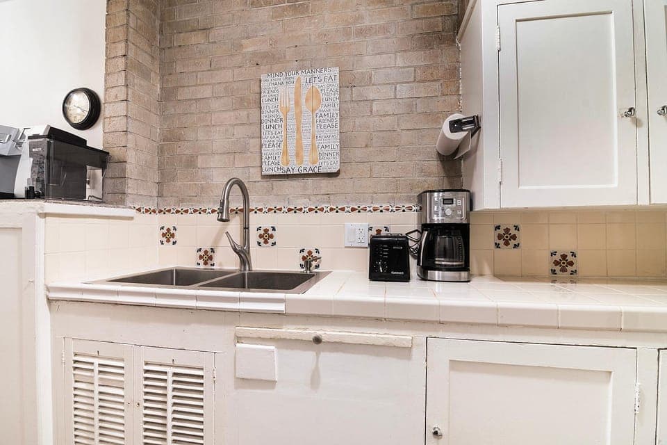 Cozy Beverly Hills Studio Near Shopping with Kitchen Apartment in Beverly Hills