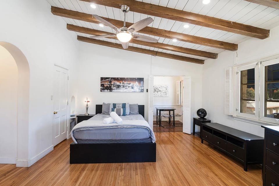 Cozy Beverly Hills Studio Near Shopping with Kitchen Apartment in Beverly Hills